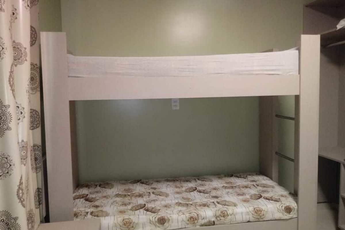 Dormitorio compartido | 1 habitación, caja de seguridad en la habitación y escritorio