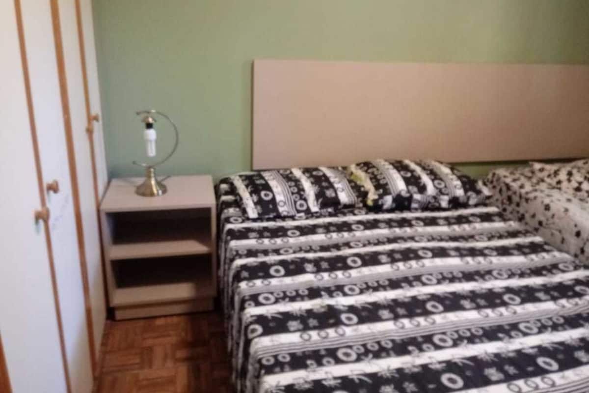 1 habitación, caja de seguridad en la habitación y escritorio