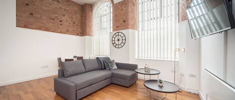 Apartamento estándar, varias camas, no fumadores | Zona de estar | Una televisión