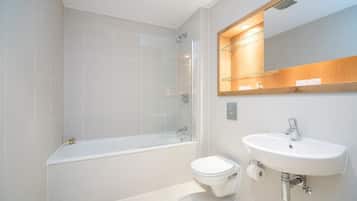 Appartement Standard, Plusieurs lits, non-fumeur | Salle de bain | Ensemble baignoire-douche, séchoir à cheveux, serviettes fournies
