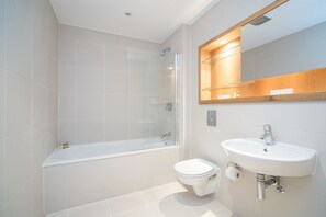 Standard Apartment, Multiple Beds, Non Smoking | Bathroom | Combined shower/tub, hair dryer, towels - Springfield Mill (Nottingham)