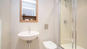 Standard Apartment, Multiple Beds, Non Smoking | Bathroom | Combined shower/tub, hair dryer, towels