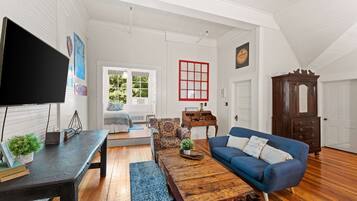 Design kamer, meerdere bedden, niet-roken (205) | Woonruimte | Een lcd-televisie