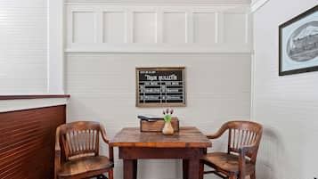 Railroad Room (204) | Living area
