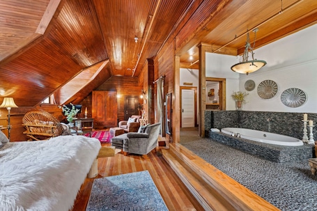 Shasta Wintu (216) | Individually decorated, individually furnished, free cots/infant beds. Mccloud Mercantile Hotel