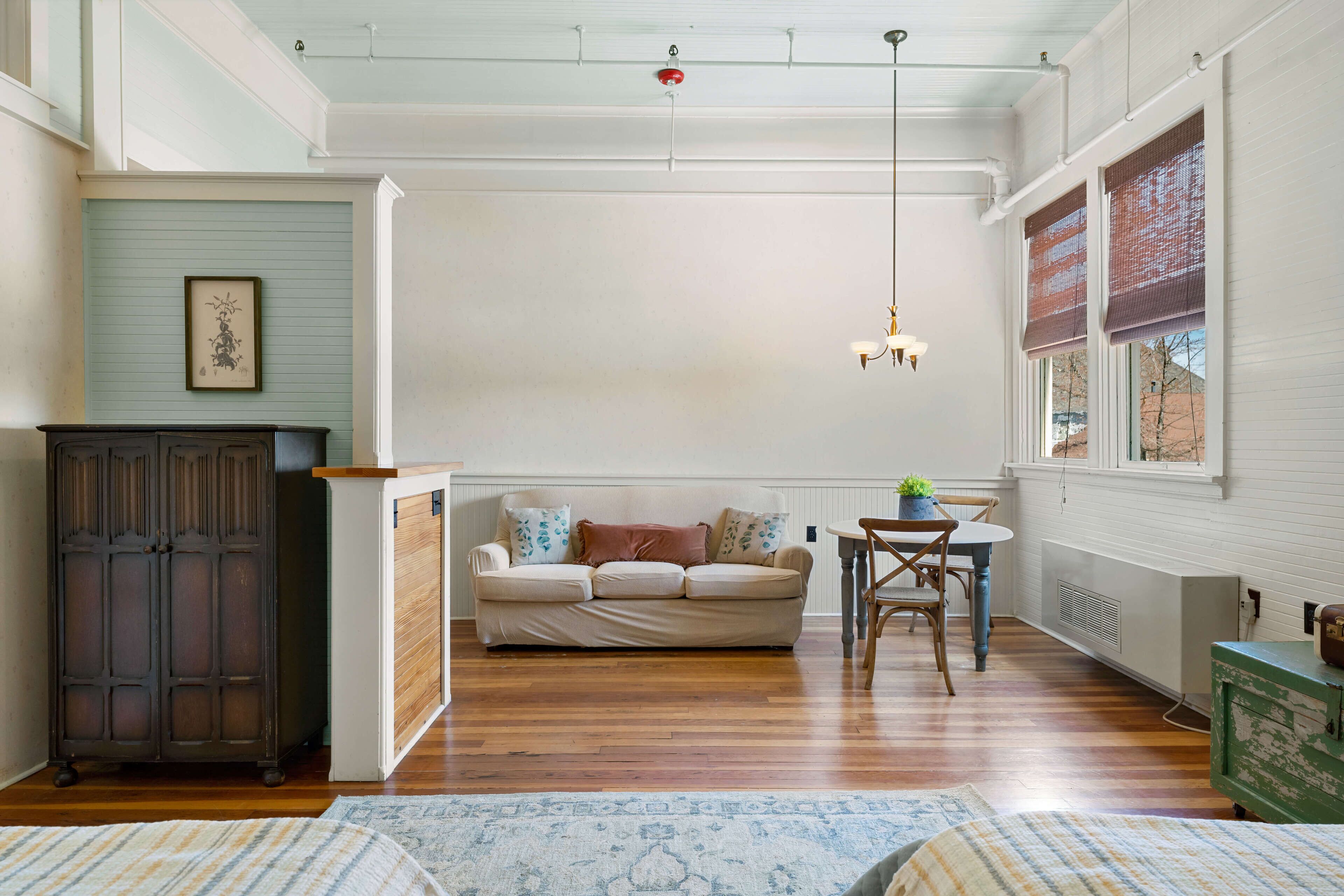 1940's room (202) | individually decorated, individually furnished, free cots/infant beds