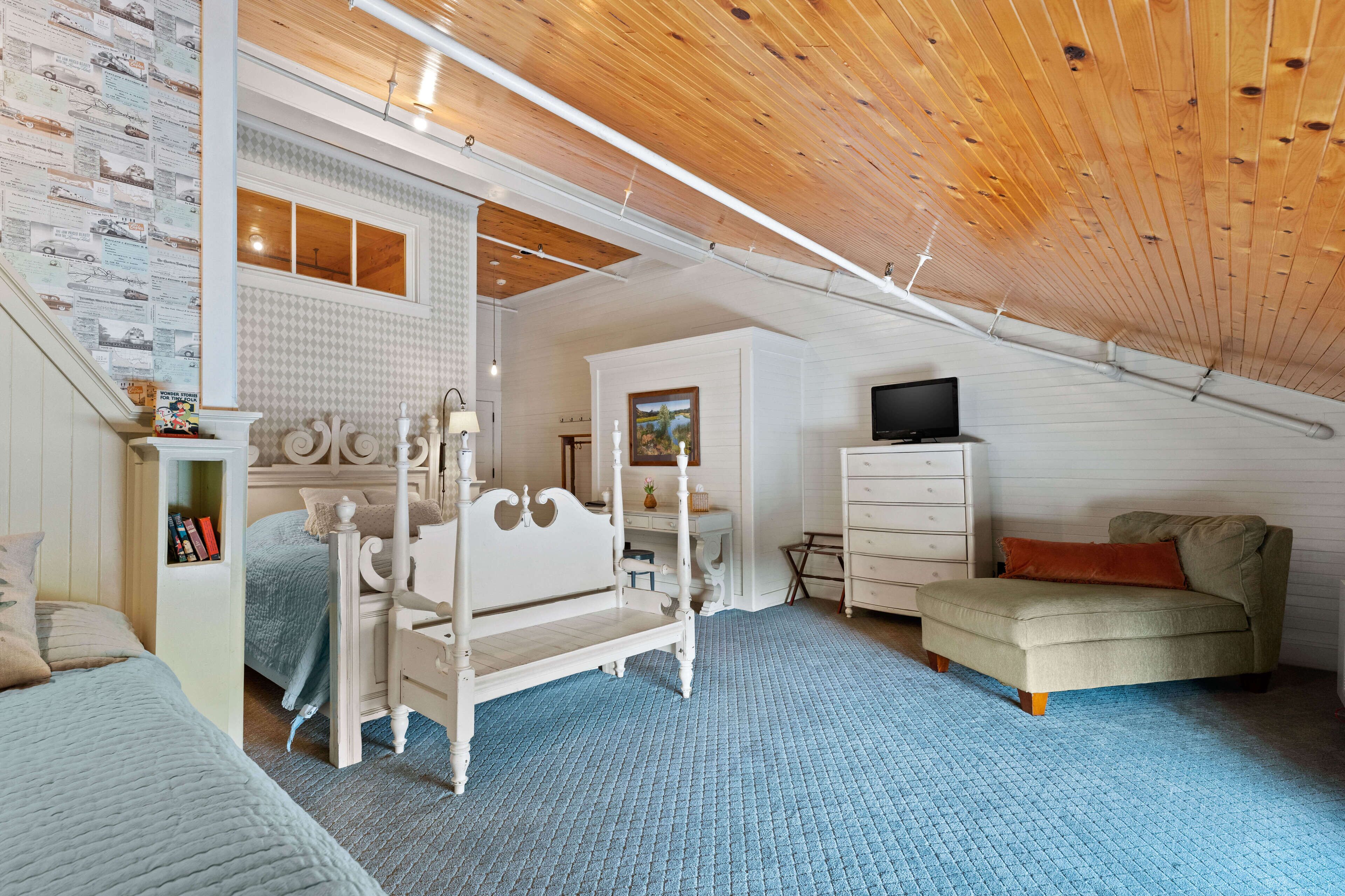 gg's attic (206) | individually decorated, individually furnished, free cots/infant beds