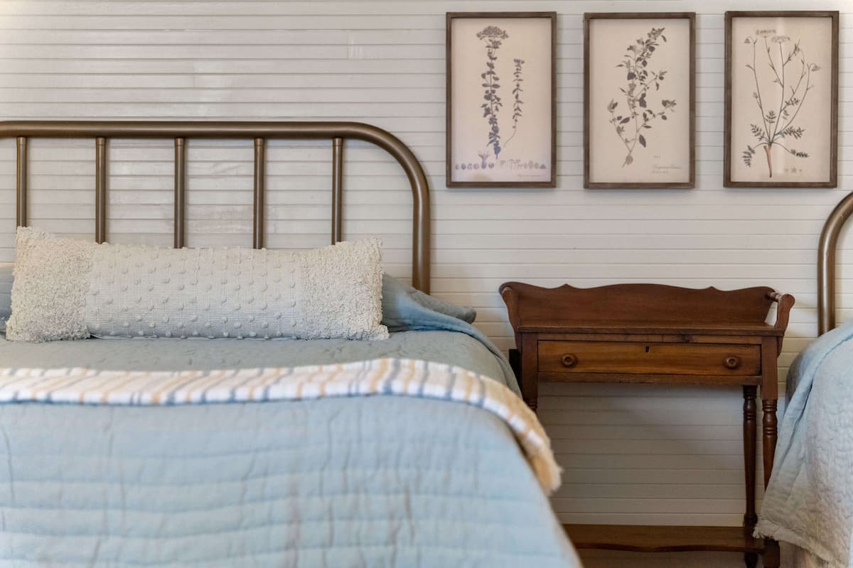 1940's Room (202) | Individually decorated, individually furnished, free cribs/infant beds
