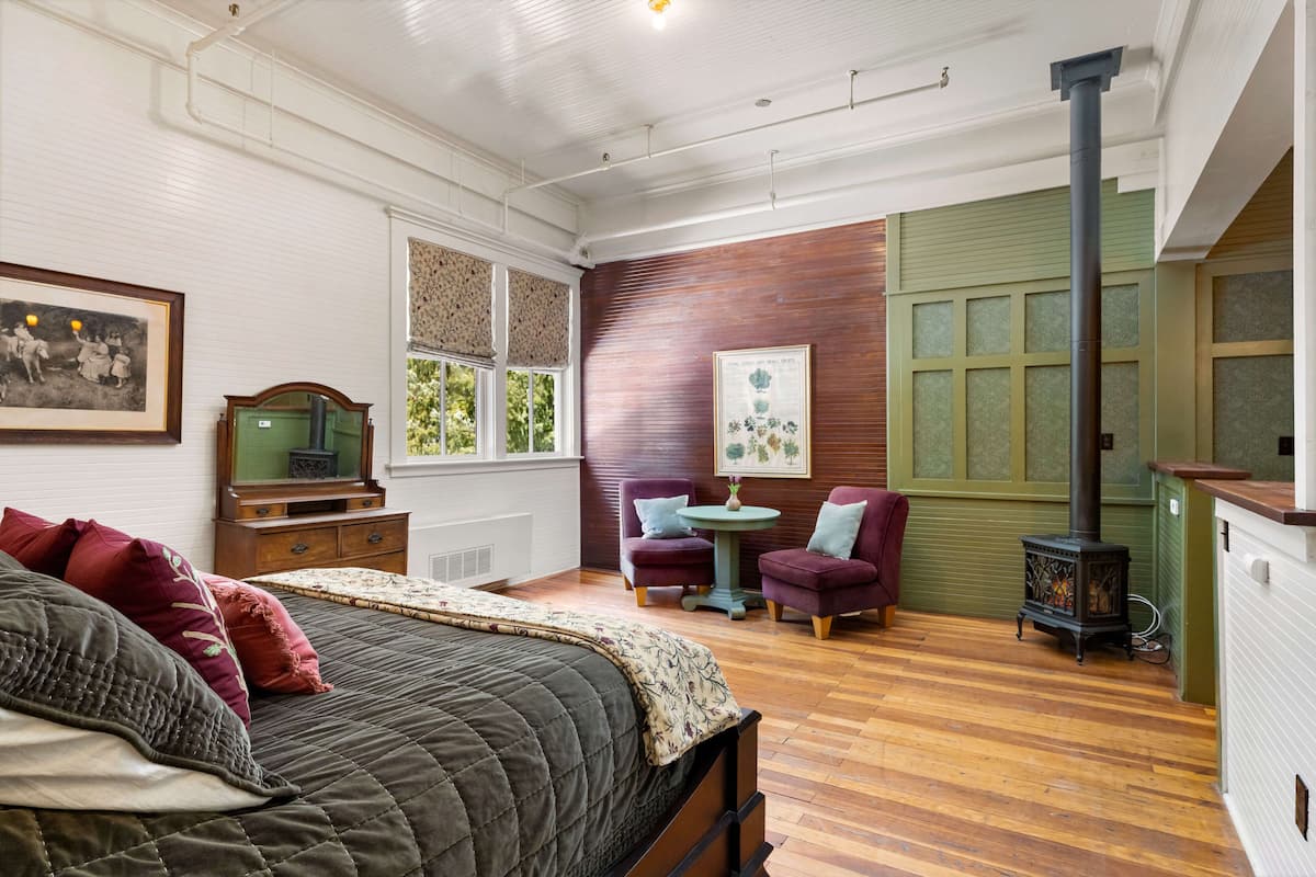 Arts and Crafts (203) | Individually decorated, individually furnished, free cribs/infant beds