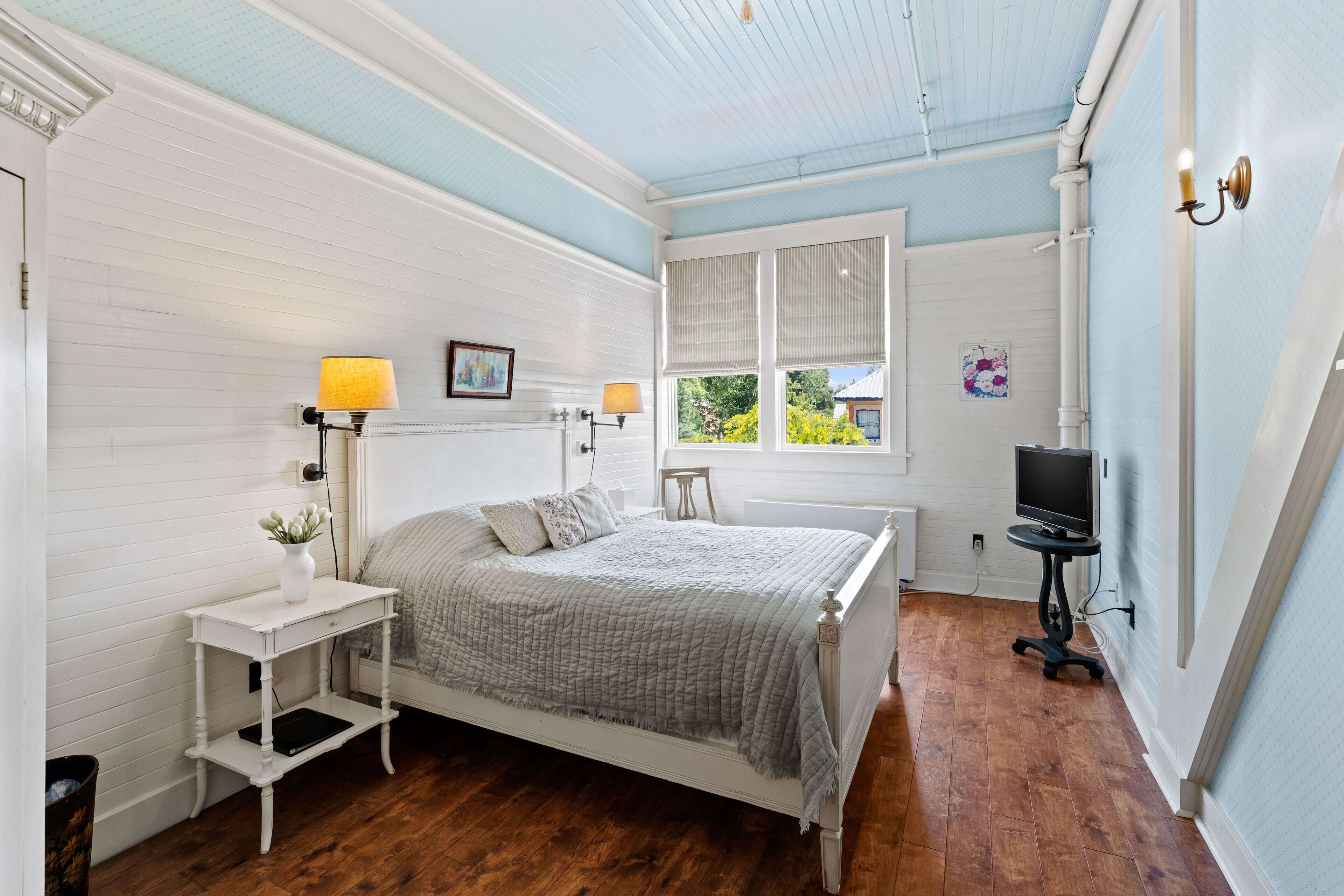 Minnesota Room (208) | Individually decorated, individually furnished, free cribs/infant beds