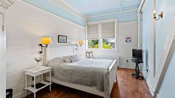 Minnesota Room (208) | Individually decorated, individually furnished, free cribs/infant beds