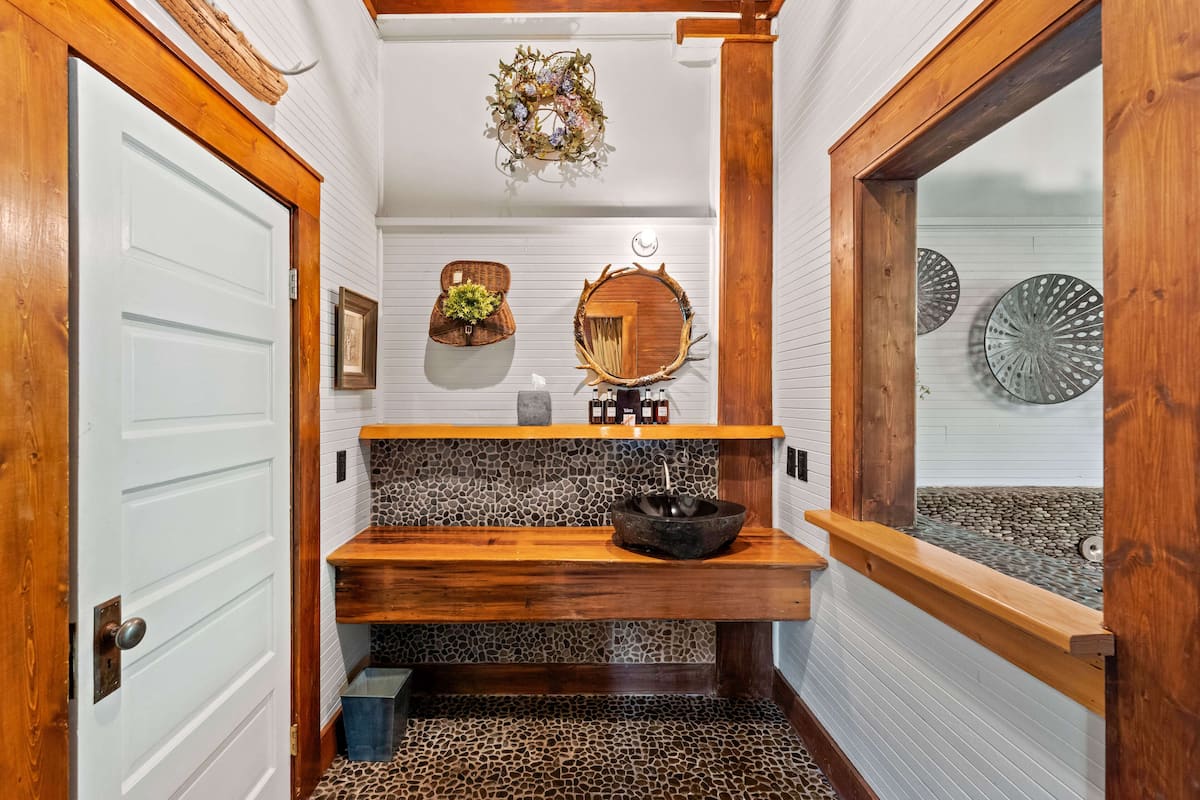 shasta wintu (216) | bathroom | towels