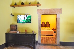 Safe på rommet, blendingsgardiner og wi-fi (inkludert)