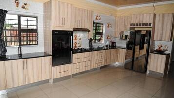 Réfrigérateur, micro-ondes dans l'espace commun, four, plaque de cuisson