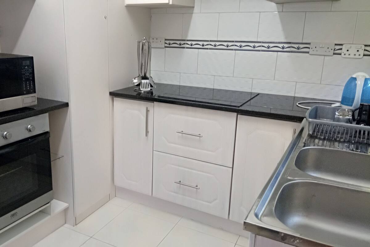 Apartment, 3 Bedrooms | Shared kitchen facilities | Fridge, shared microwave, oven, stovetop