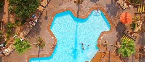 Een buitenzwembad, een verwarmd zwembad