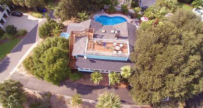 ~HUGE TROPICAL POOL WITH NEW ROOFTOP DECK!! AMAZING VIEWS! Pet Friendly!!
