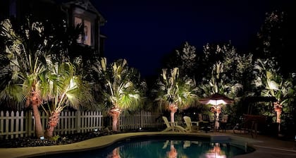 ~HUGE TROPICAL POOL WITH NEW ROOFTOP DECK!! AMAZING VIEWS! Pet Friendly!!