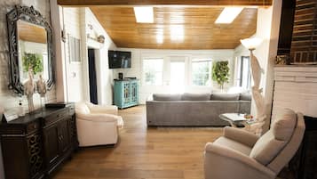 Smart TV, lettore DVD, libri, impianto stereo