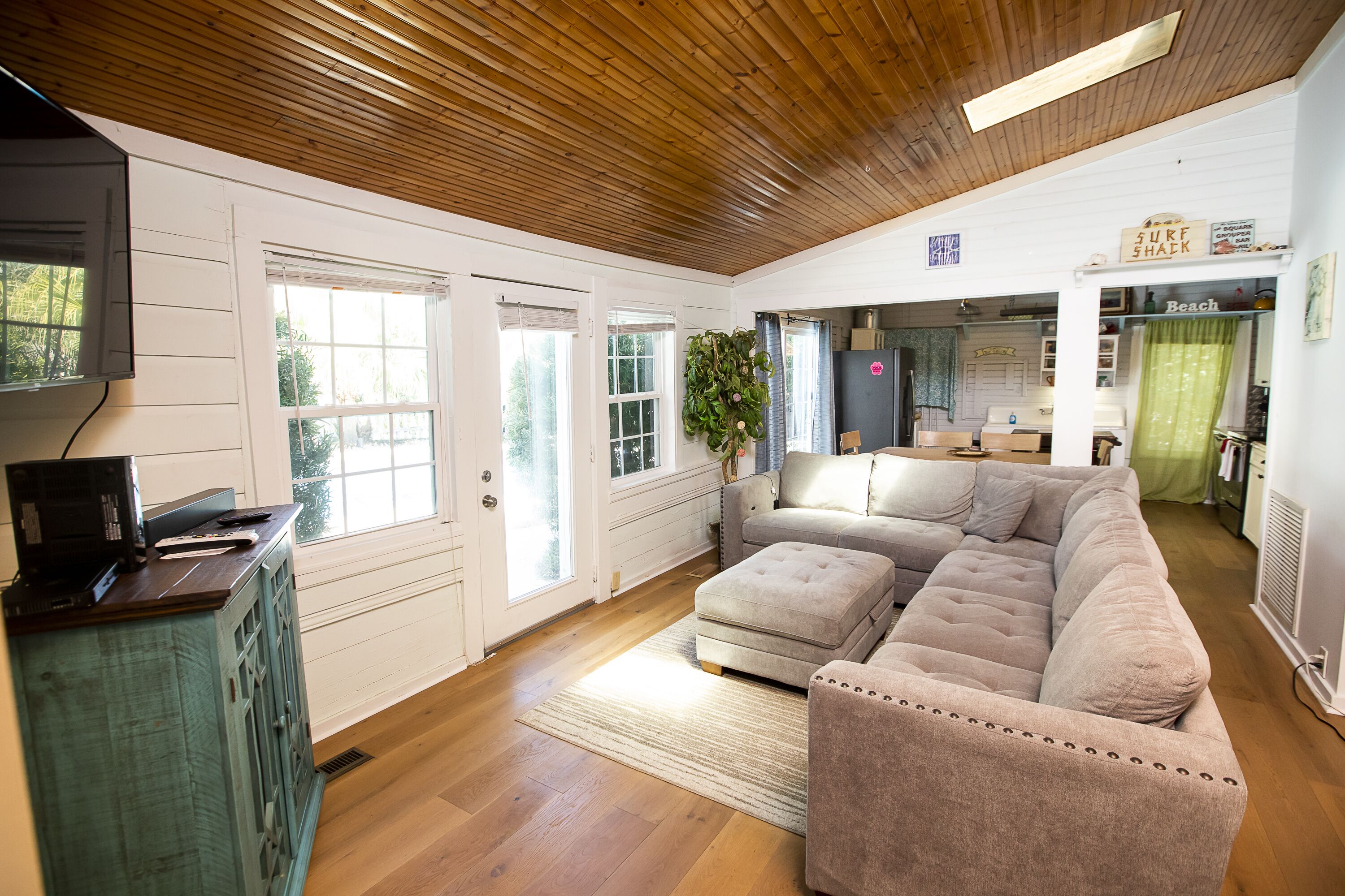 Smart TV, lettore DVD, libri, impianto stereo