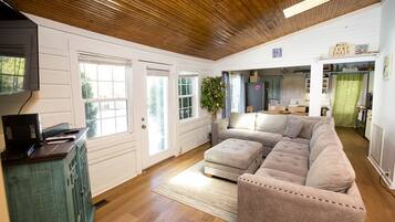 Smart TV, lettore DVD, libri, impianto stereo