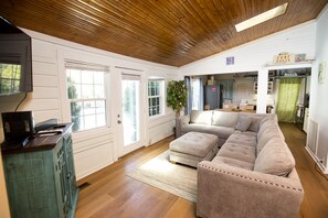 Smart TV, DVD player, books, stereo - ~HUGE TROPICAL POOL WITH NEW ROOFTOP DECK!! AMAZING VIEWS! Pet Friendly!! (Isle of Palms)