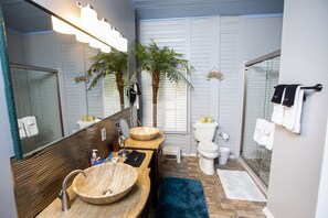 Ensemble douche/baignoire, sèche-cheveux, serviettes fournies, savon