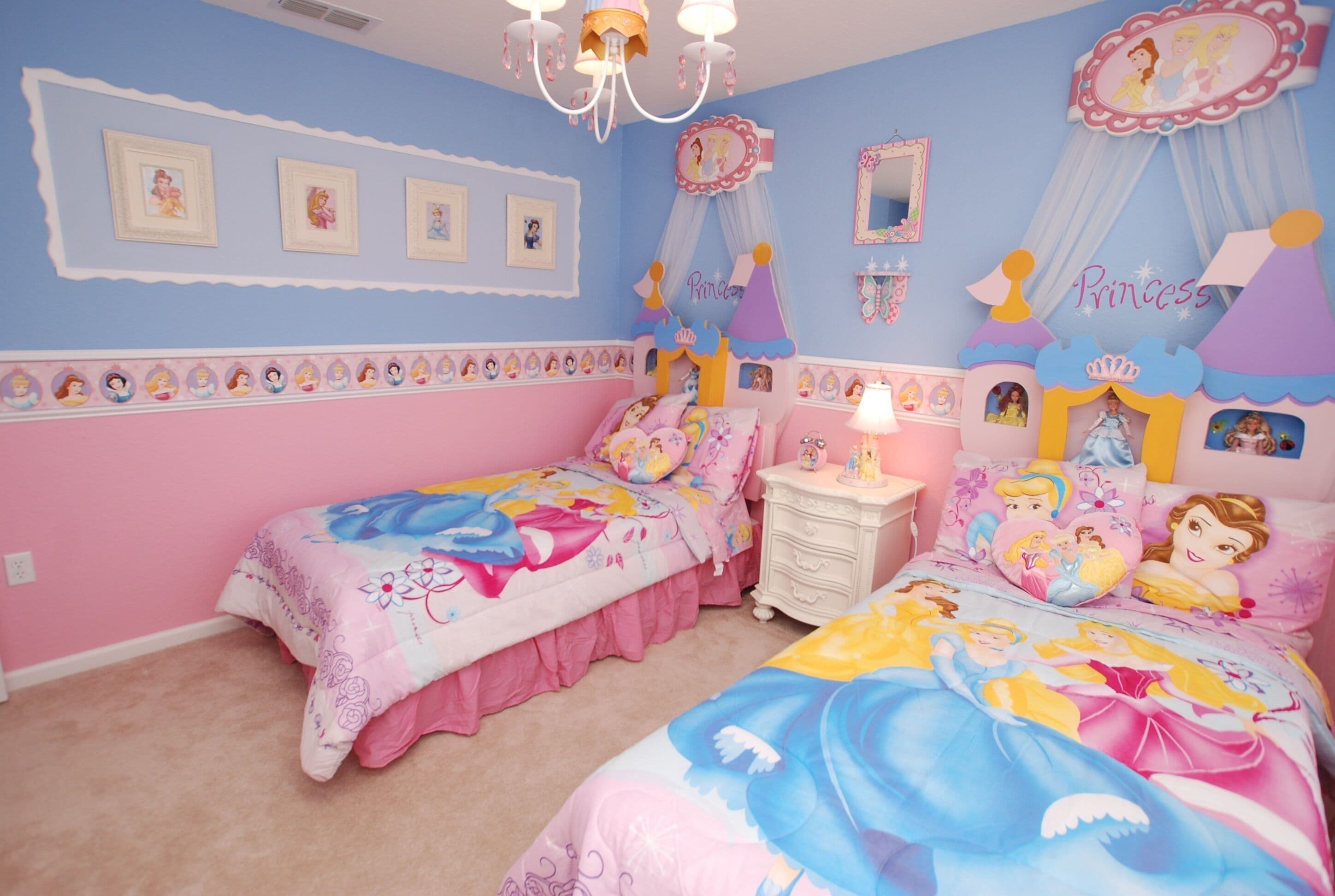 2 Miles 2 Disney, waterpark pool, spa, game room, big playhouse, free Wi-Fi 