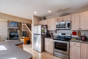 Fridge, oven, stovetop, dishwasher - Firefly Chalet - 119 Hikers Challenge Road

Firefly Chalet - Hot Tub, Dog Friendly, Wood Burning Fireplace (Davis)