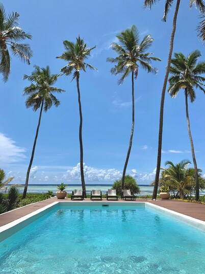 Luxurious, fully equipped and serviced villa right on the beach in Zanzibar. 