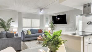Een moderne woonkamer met een bank, een salontafel en een televisie.