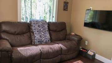 Casa de campo de lujo, 1 cama de matrimonio, no fumadores | Zona de estar | Una Smart TV, libros, películas de pago