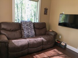 Luxury Cottage, 1 Queen Bed, Non Smoking | Living area | Smart TV, books, pay movies