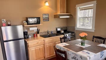 Luxury Cottage, 1 Queen Bed, Non Smoking | Private kitchen