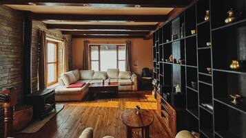 Chimenea, libros y estéreo