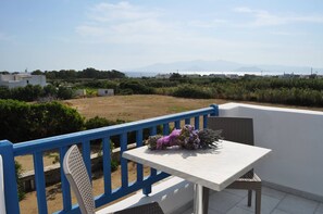 Outdoor dining - Ariadne House in Plaka Naxos (Naxos)