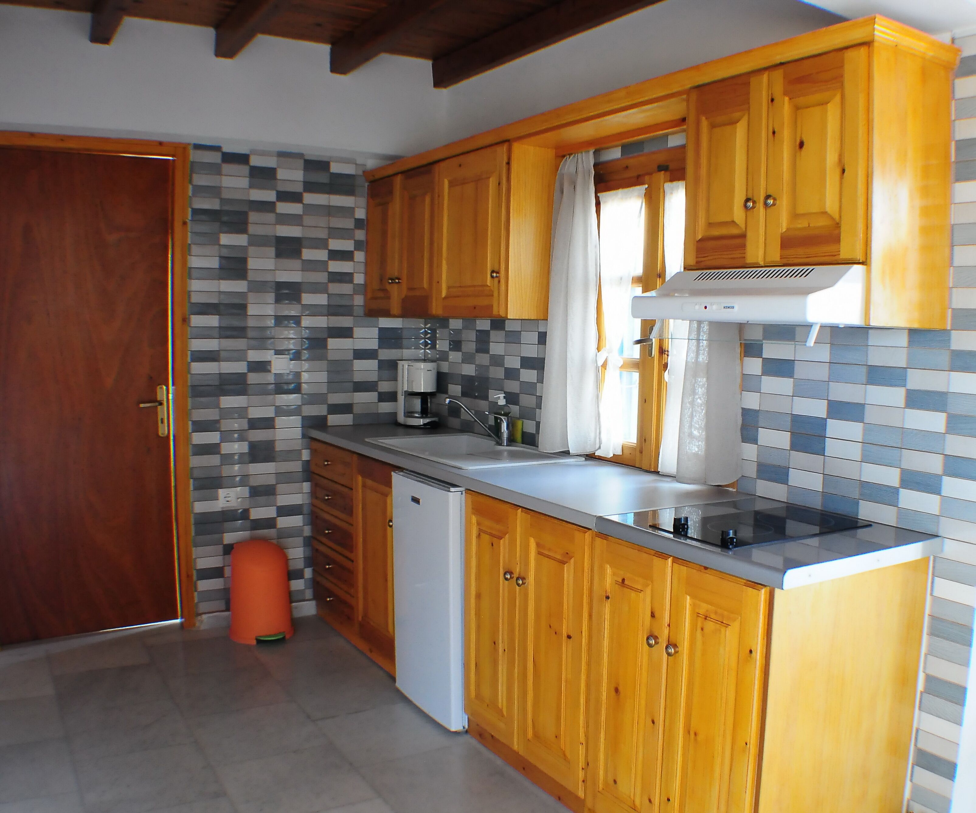 Kühlschrank, Mikrowelle, Herdplatte, Wasserkocher mit Kaffee-/Teezubehör