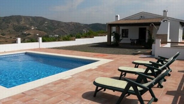A swimming pool with lounge chairs and a view of hills. - HOUSE OF LA VIÑA, ALMACHAR 8 PERS (Almáchar)