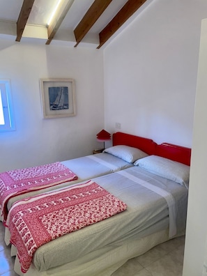 3 chambres, fer et planche à repasser, Wi-Fi, draps fournis