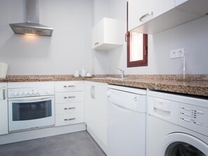 Frigorífico, microondas, horno y placa de cocina