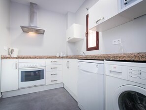Frigorifero, microonde, forno, piano cottura