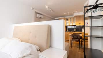 Een strijkplank/strijkijzer, reisbedje, gratis wifi, beddengoed