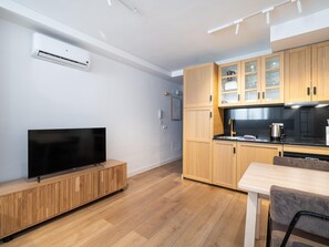 冷蔵庫、電子レンジ、コンロ、コーヒー / ティーメーカー