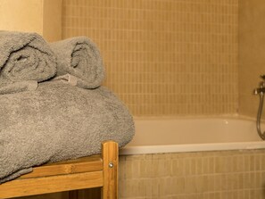Asciugacapelli, bidet, asciugamani, carta igienica