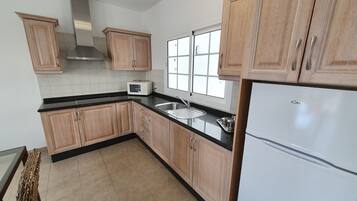 Frigorifero, microonde, piano cottura, macchina per tè/caffè