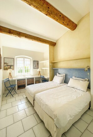 4 bedrooms, desk, iron/ironing board, travel cot