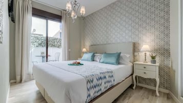 1 habitación, tabla de planchar con plancha y cuna de viaje