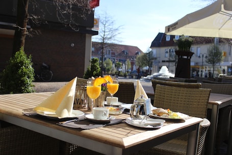 Desayuno buffet incluido todos los días . Hotel Am Kaponier GmbH