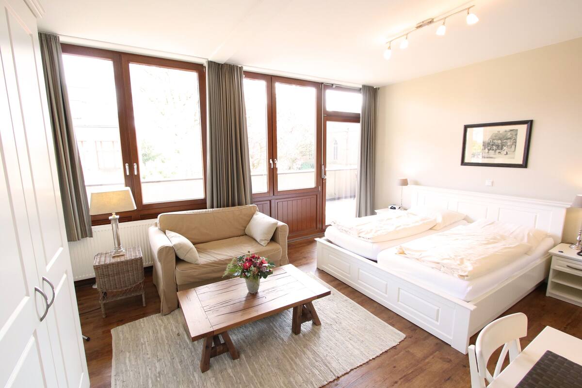 Minibar, truy cập Internet không dây miễn phí, bộ trải giường 