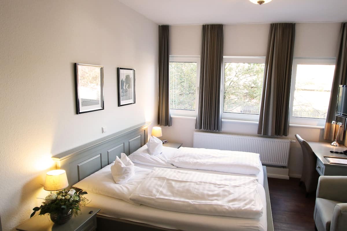 Minibar, wifi gratis y ropa de cama